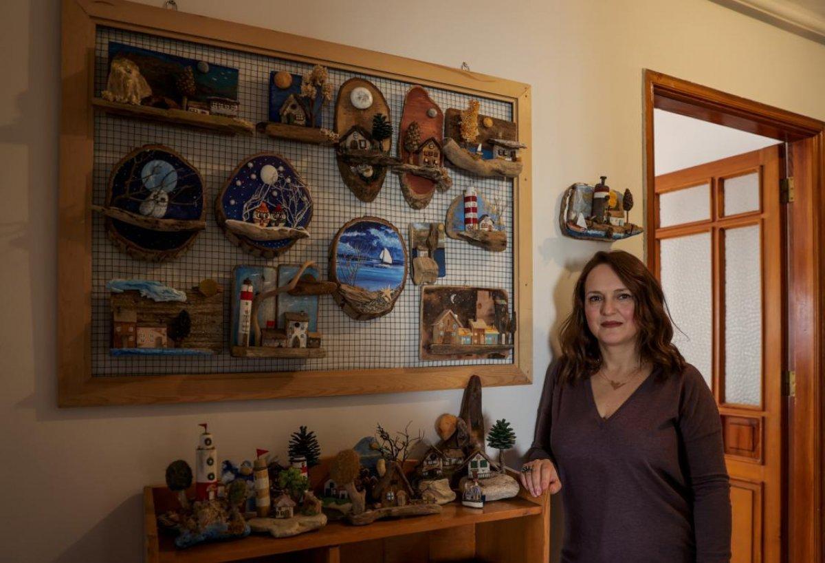 İzmirli sanatçı, denizden topladığı ağaç parçalarını esere dönüştürüyor