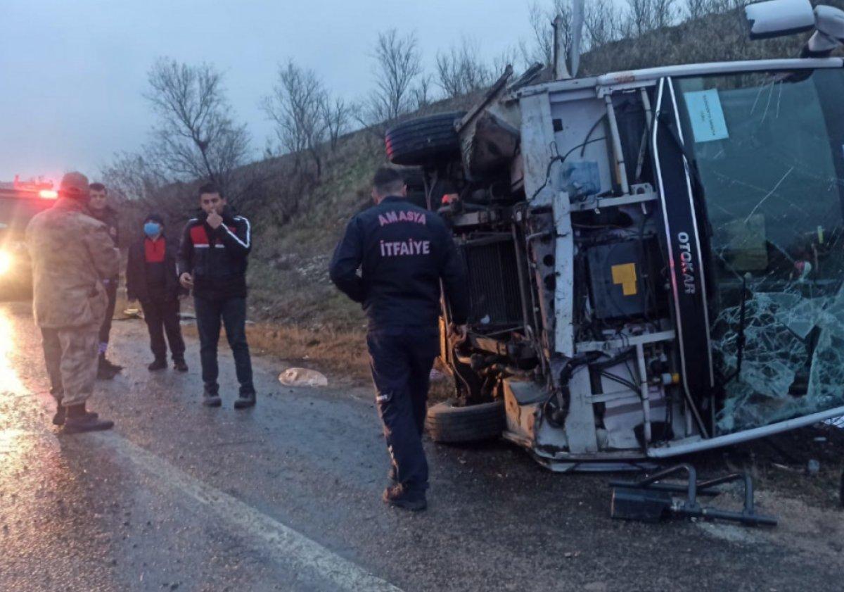 Amasya’da tur midibüsü devrildi: Yaralılar var