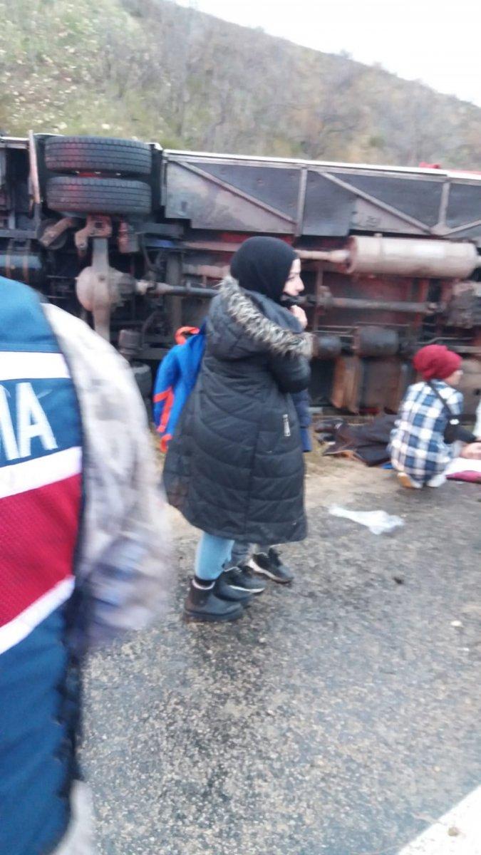 Amasya’da tur midibüsü devrildi: Yaralılar var