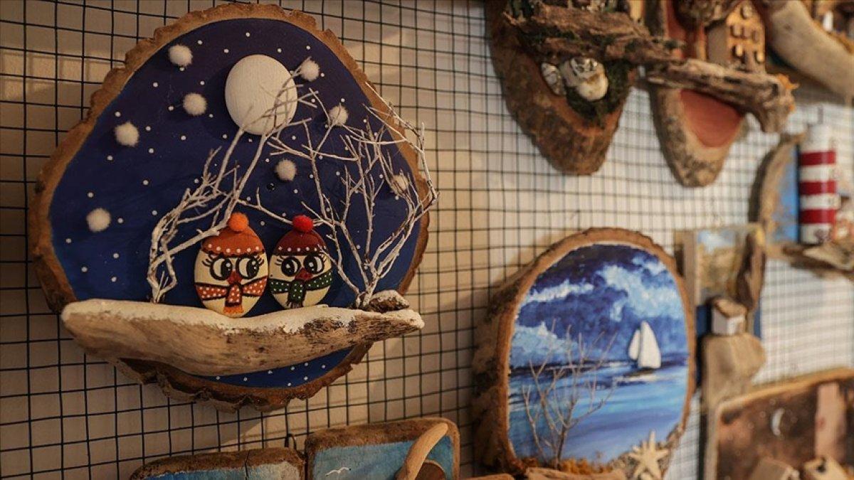 İzmirli sanatçı, denizden topladığı ağaç parçalarını esere dönüştürüyor