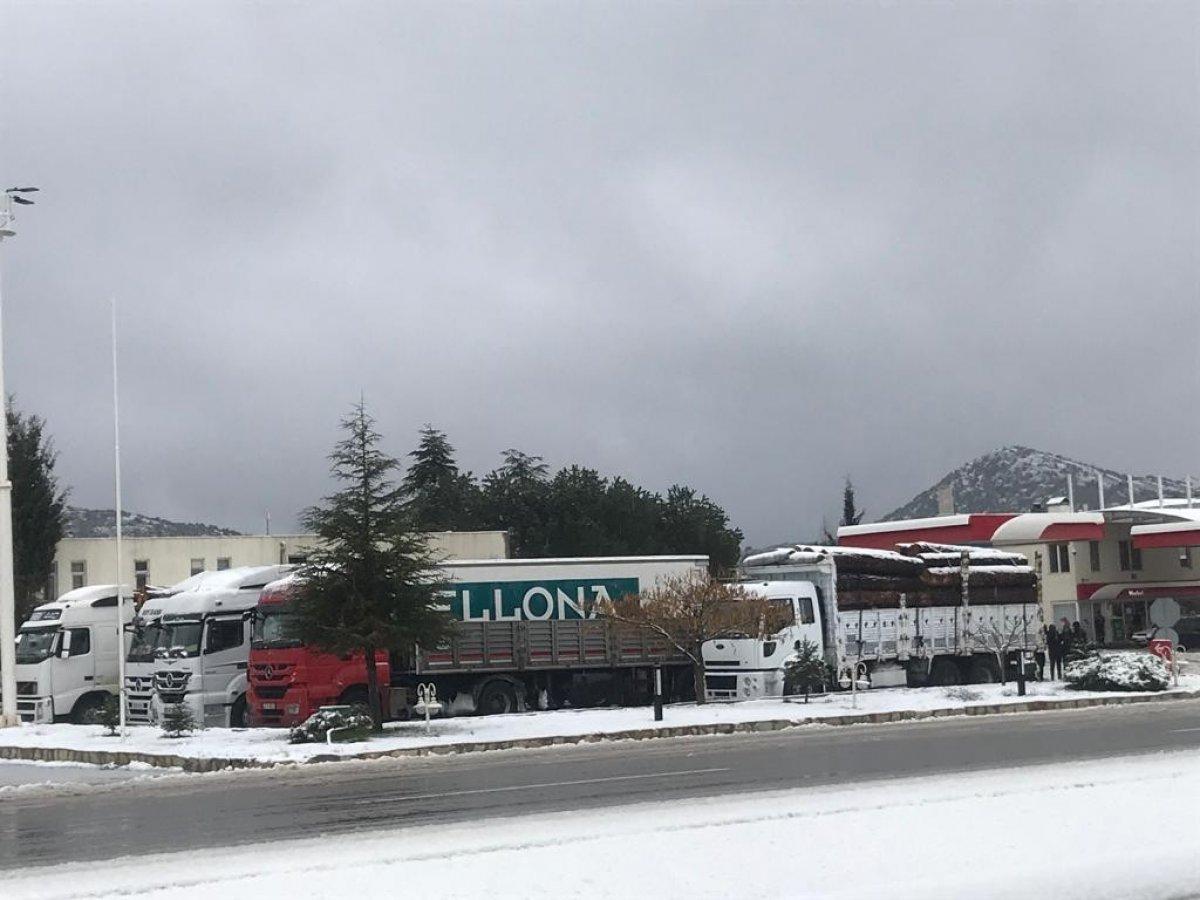 Antalya'dan yola çıkan tırların bekleyişi sürüyor