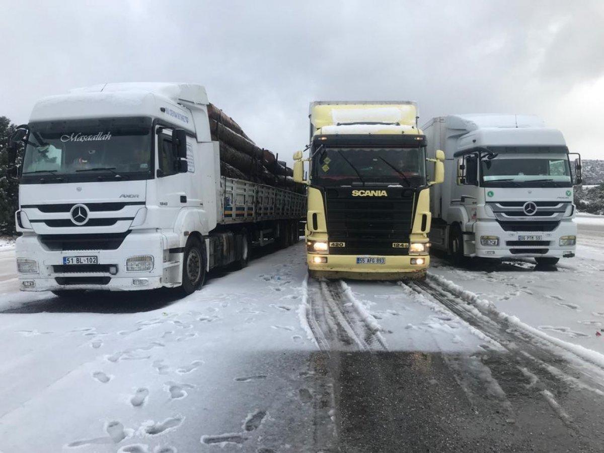 Antalya'dan yola çıkan tırların bekleyişi sürüyor