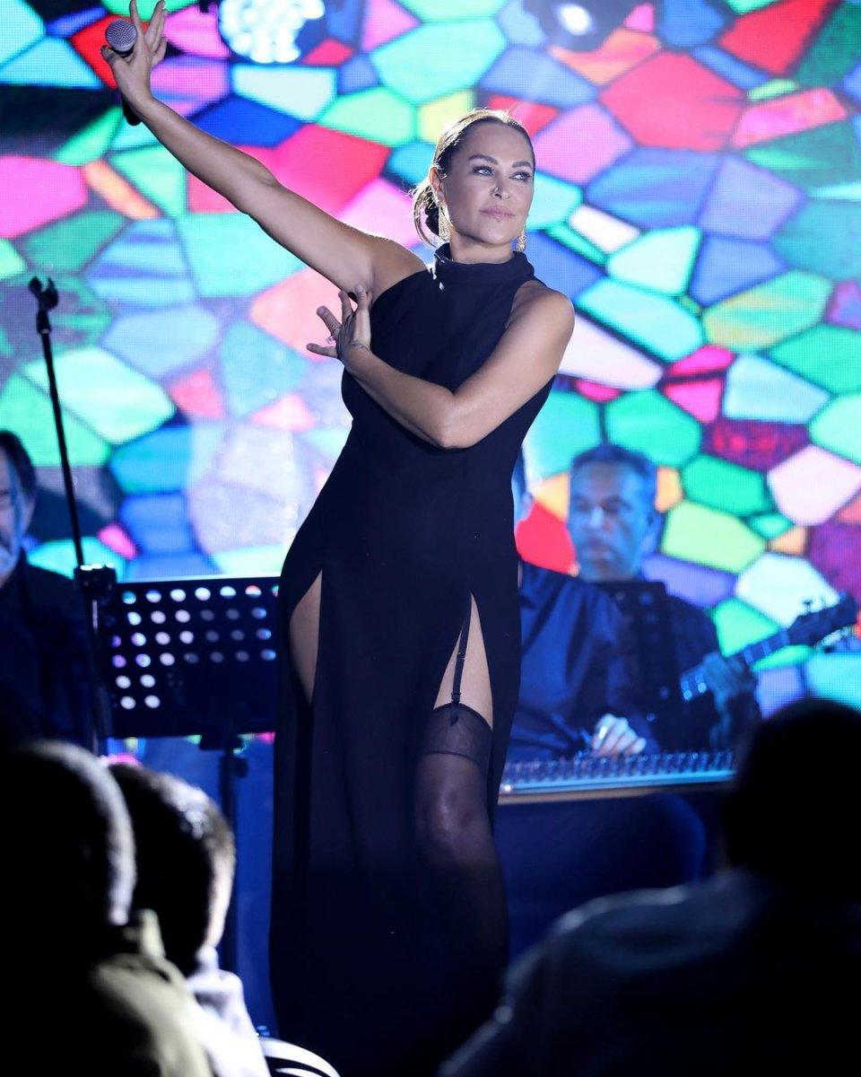 Hülya Avşar’ın jartiyerli sahne elbisesi