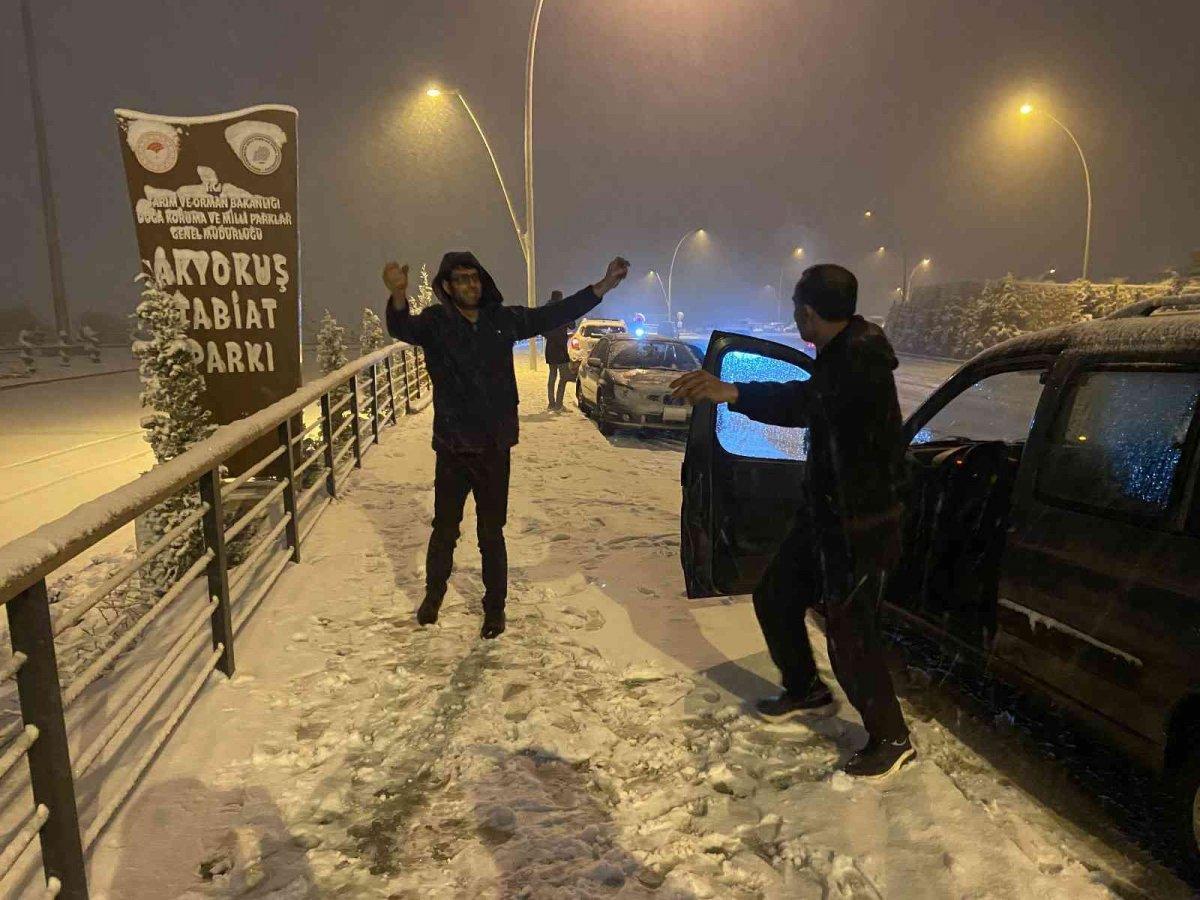 Konyalılar kar yağışını oyun havaları ile karşıladı