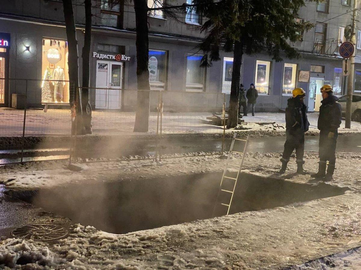 Rusya’da aracıyla birlikte belediyenin çukuruna düştü