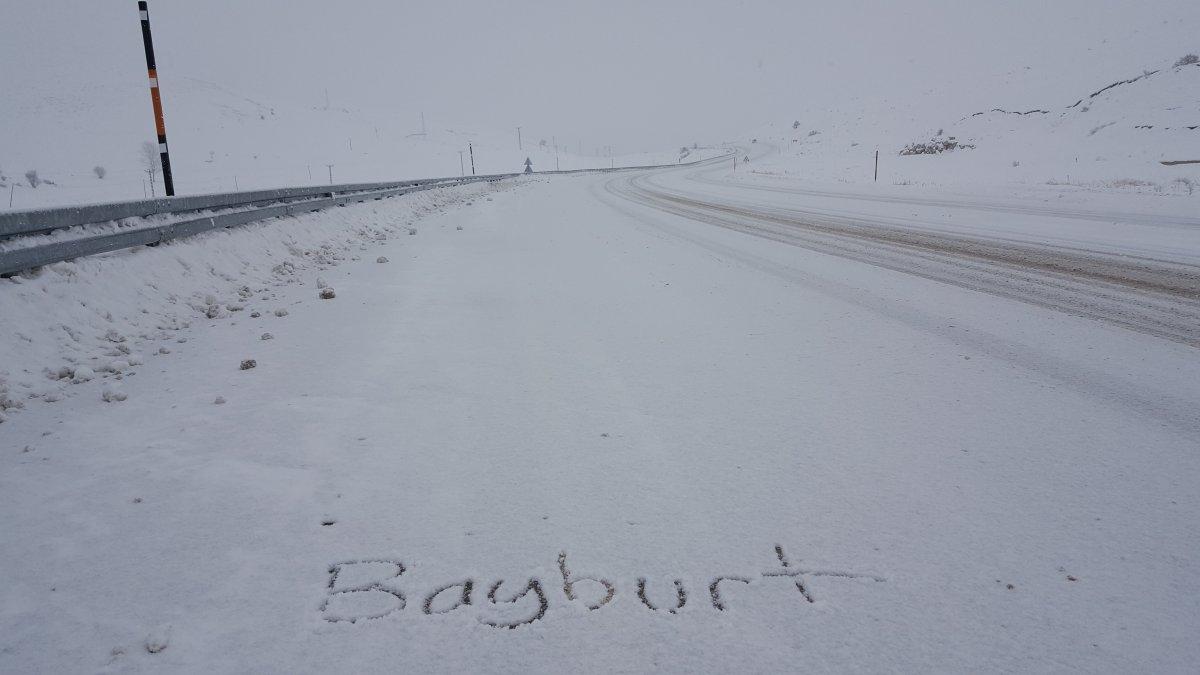 Kop Dağı'nda kar yağışı, ulaşımı olumsuz etkiledi