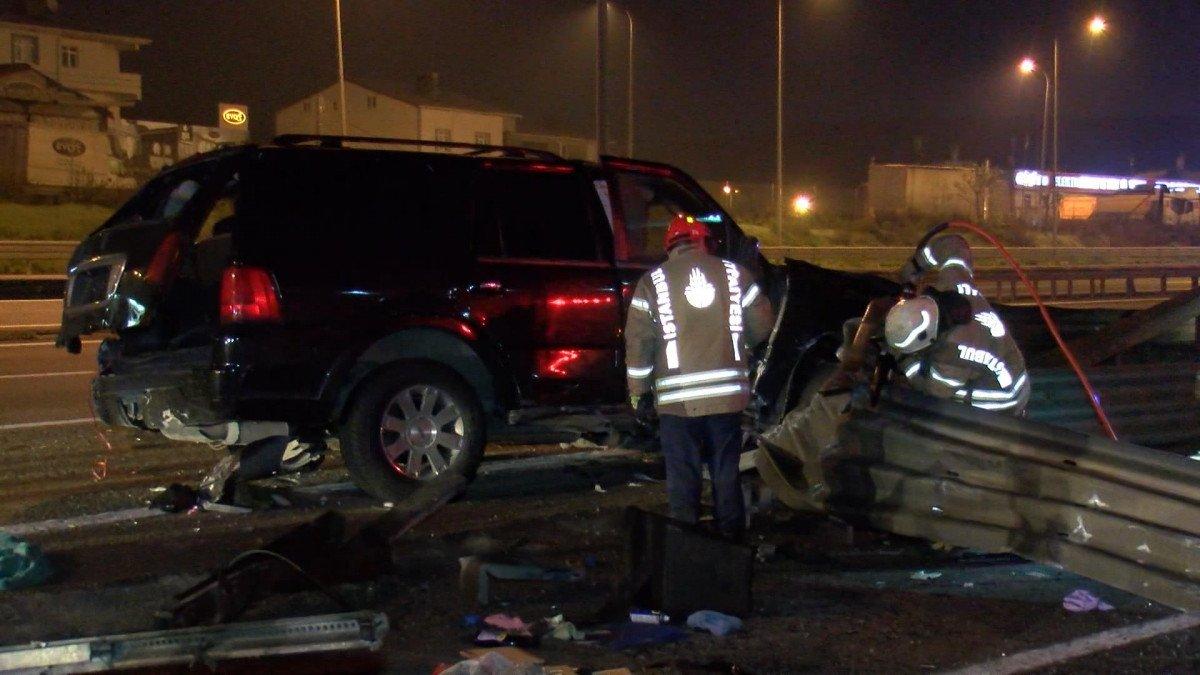 Sultanbeyli'de otomobil bariyere çarptı: 2 yaralı