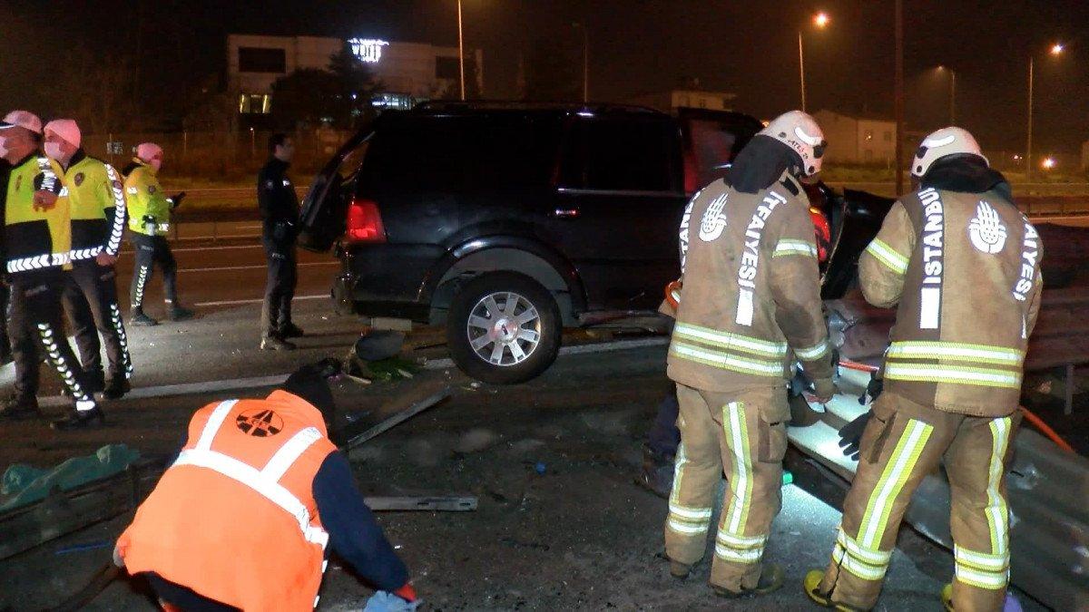 Sultanbeyli'de otomobil bariyere çarptı: 2 yaralı