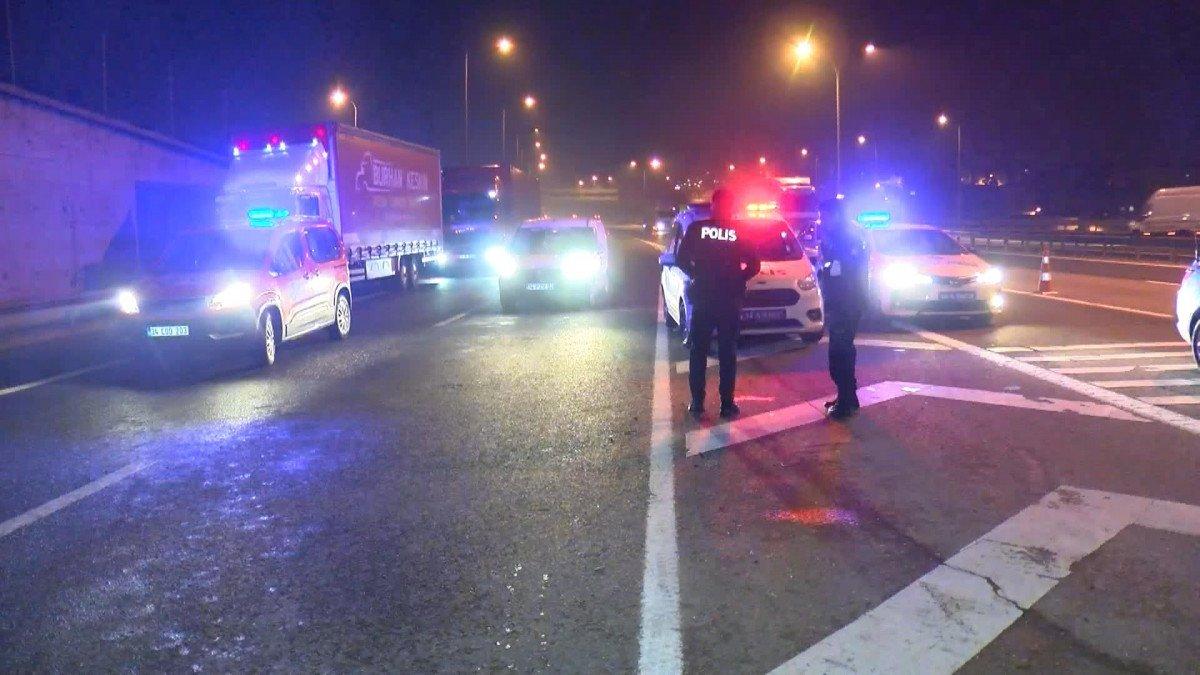 Sultanbeyli'de otomobil bariyere çarptı: 2 yaralı