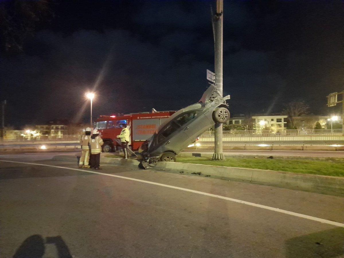 Bakırköy'de otomobil yön tabelası direğine asılı kaldı: 1 yaralı