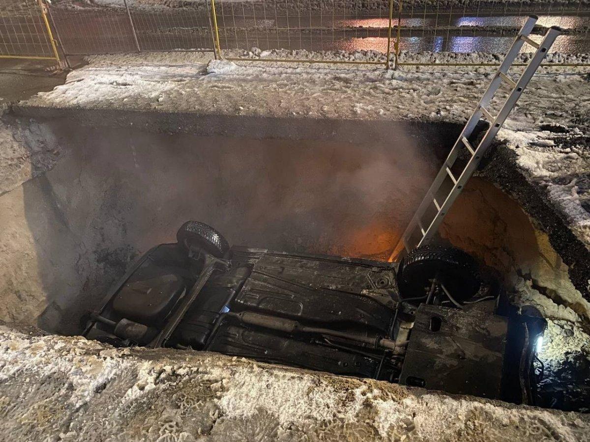 Rusya’da aracıyla birlikte belediyenin çukuruna düştü