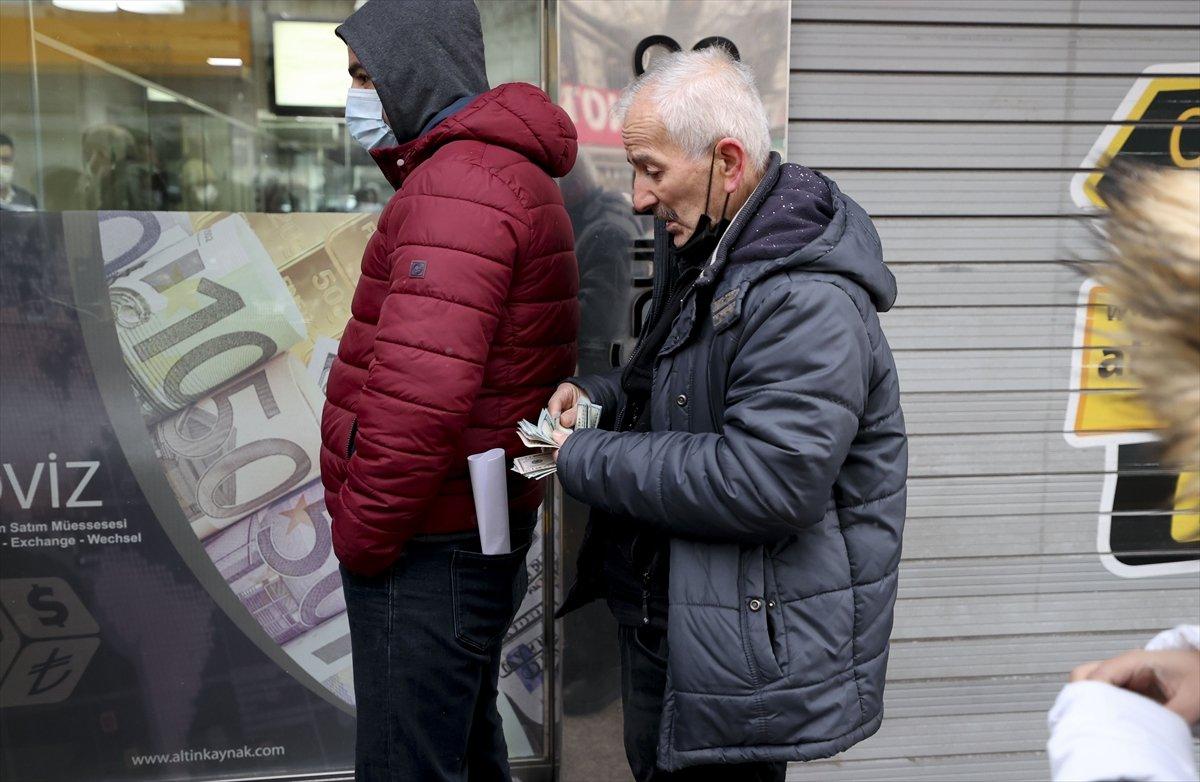 Döviz büroları önünde hareketlilik yaşanıyor