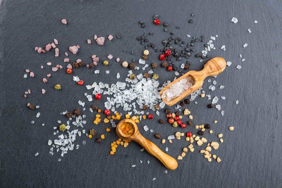 Yemek yaparken daha az tuz kullanmak için 6 yöntem