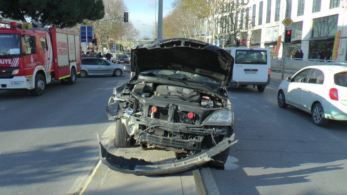 Tuzla'da ters yöne giren taksi ile otomobil çarpıştı