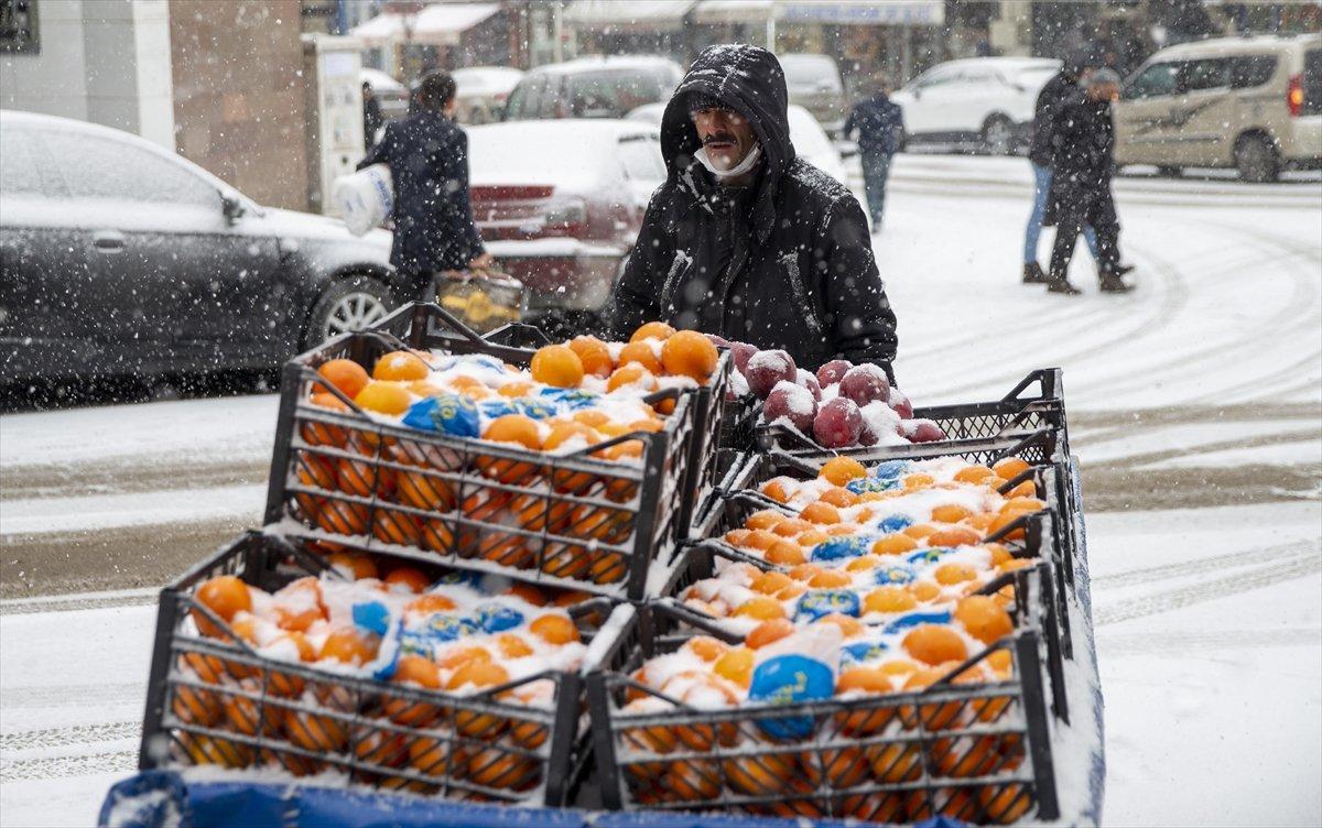 Erzurum kar yağışıyla yeniden beyaza büründü