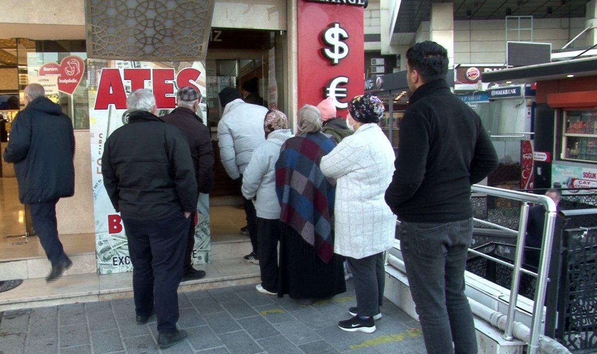 Döviz büroları önünde hareketlilik yaşanıyor