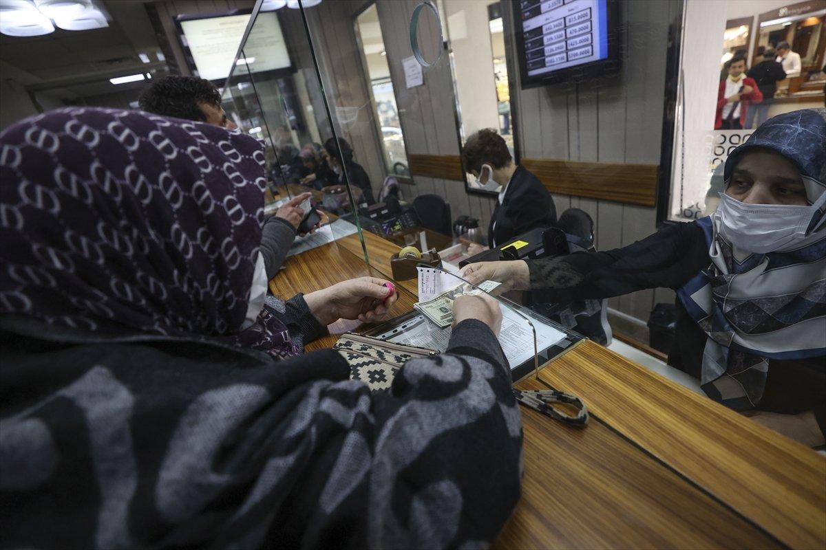 Döviz büroları önünde hareketlilik yaşanıyor
