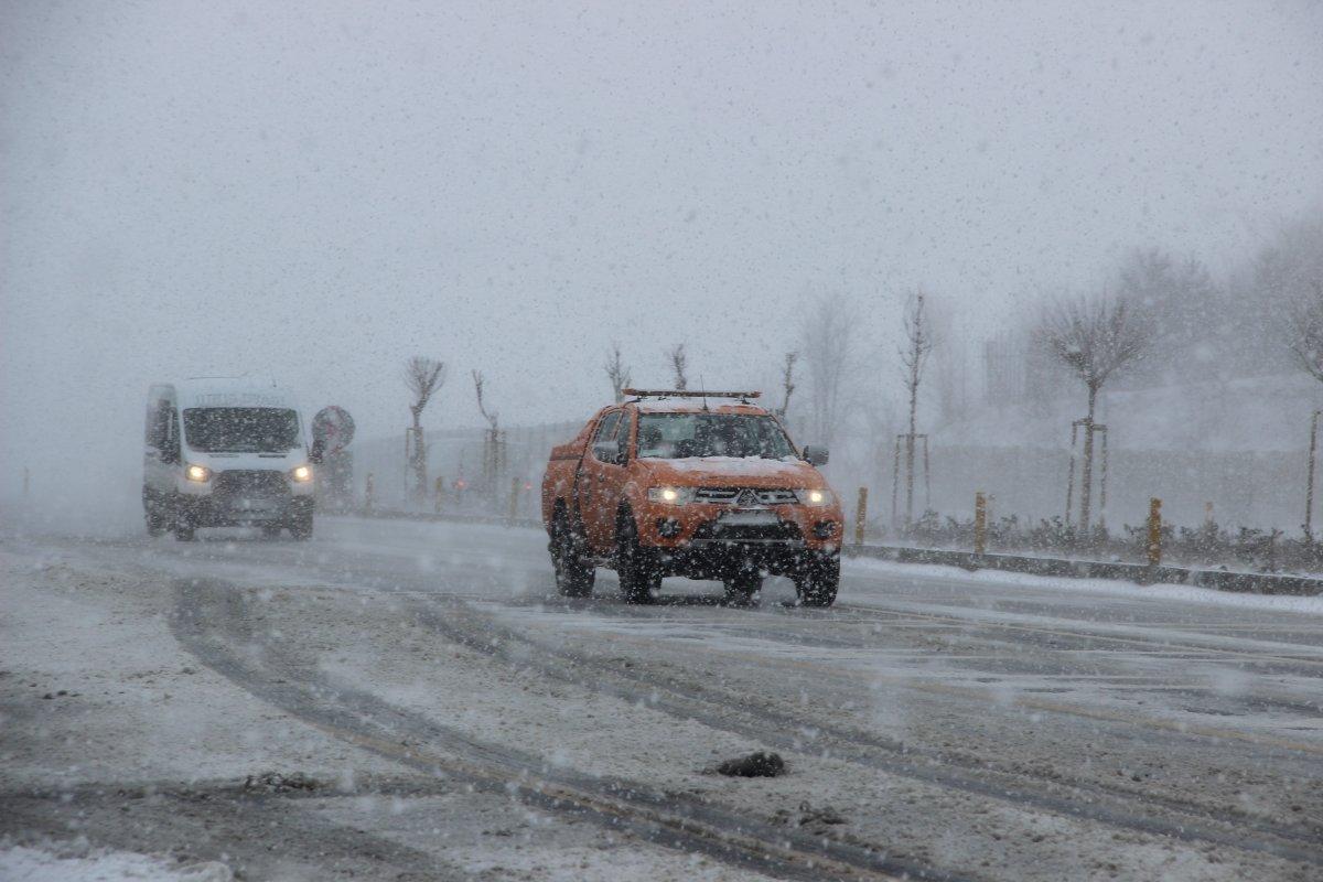 Erzurum kar yağışıyla yeniden beyaza büründü