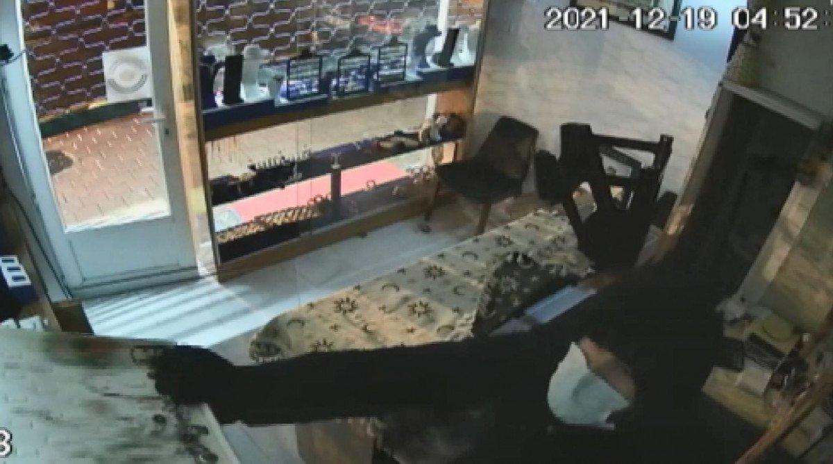 Fatih’te, kuyumcudaki hırsızlık anları kamerada