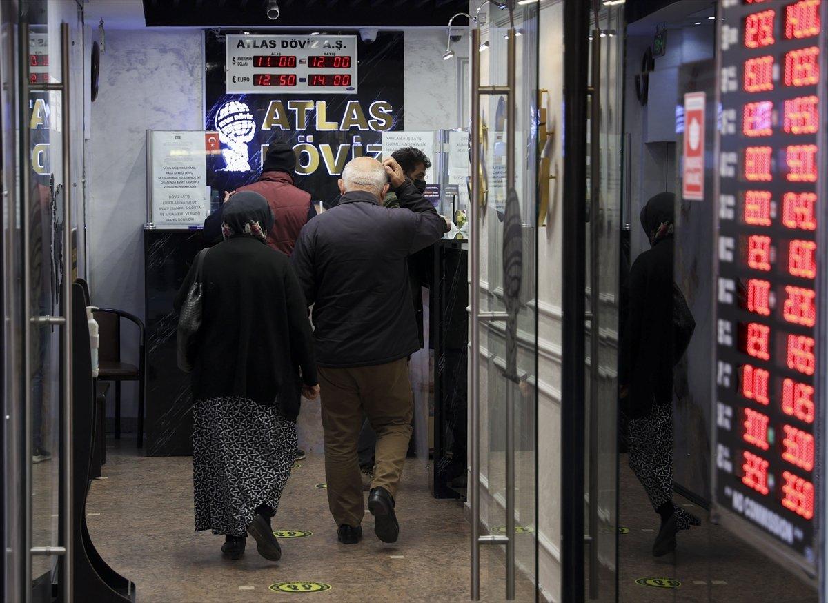 Döviz büroları önünde hareketlilik yaşanıyor