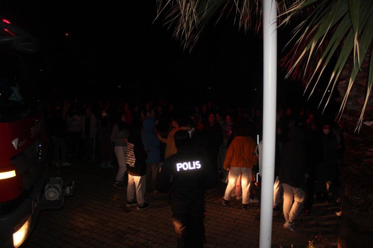 Manisa'da öğrenci yurdunda yangın paniği