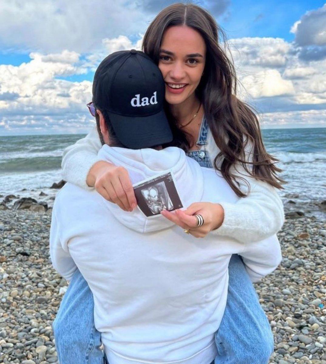 Hande Soral hamile olduğunu açıkladı