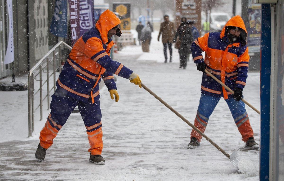 Erzurum kar yağışıyla yeniden beyaza büründü