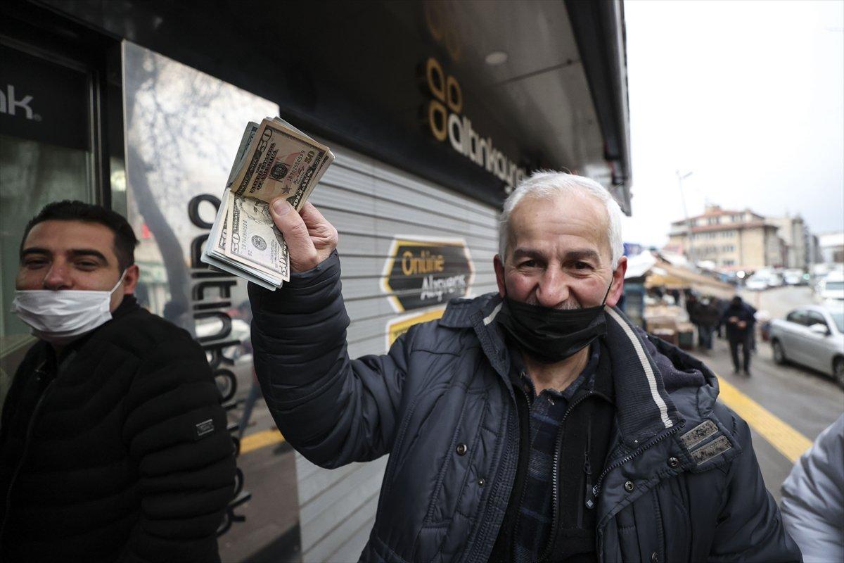 Döviz büroları önünde hareketlilik yaşanıyor