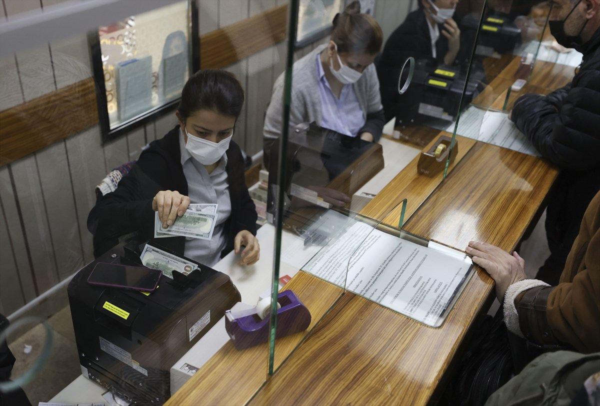 Döviz büroları önünde hareketlilik yaşanıyor