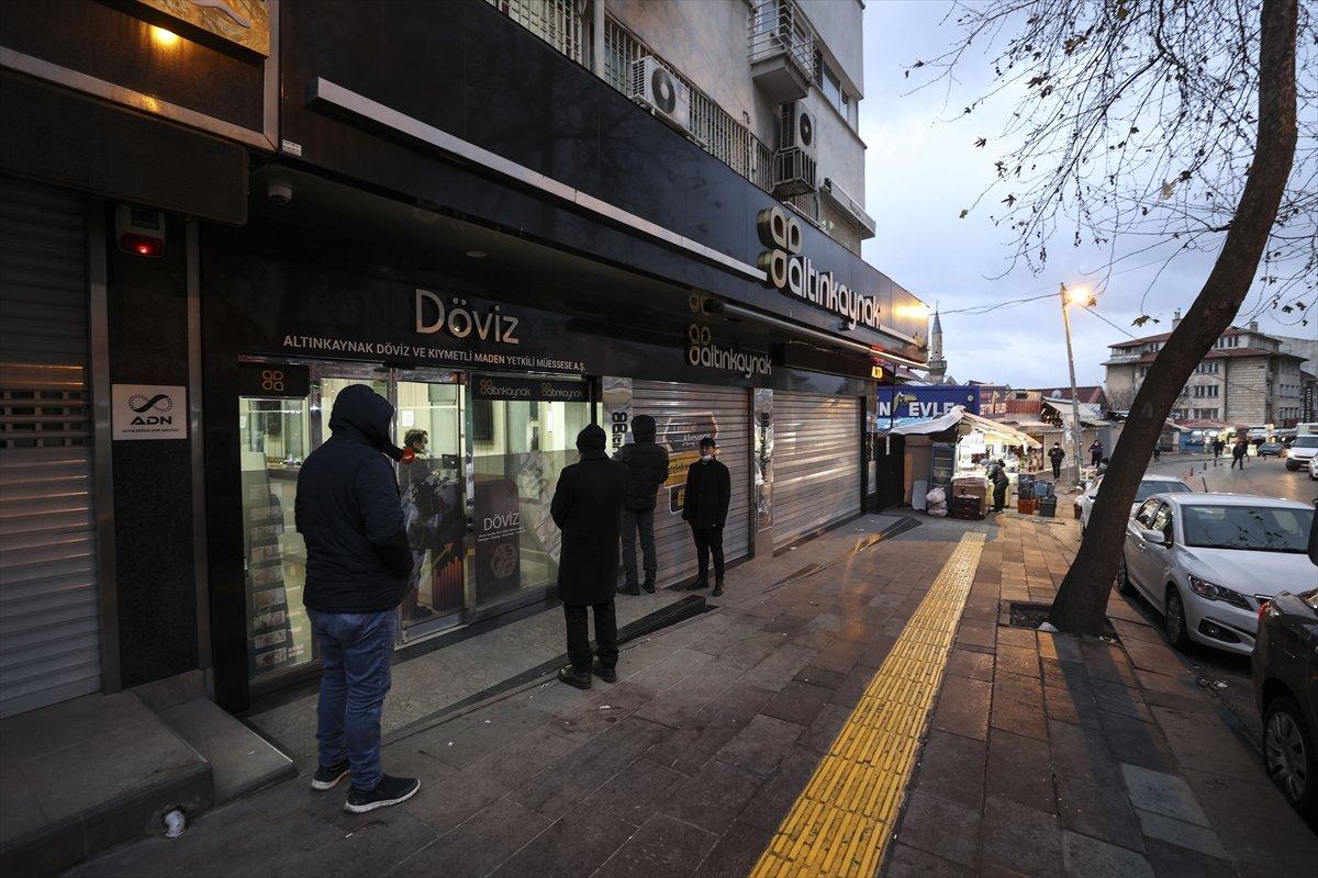 Döviz büroları önünde hareketlilik yaşanıyor