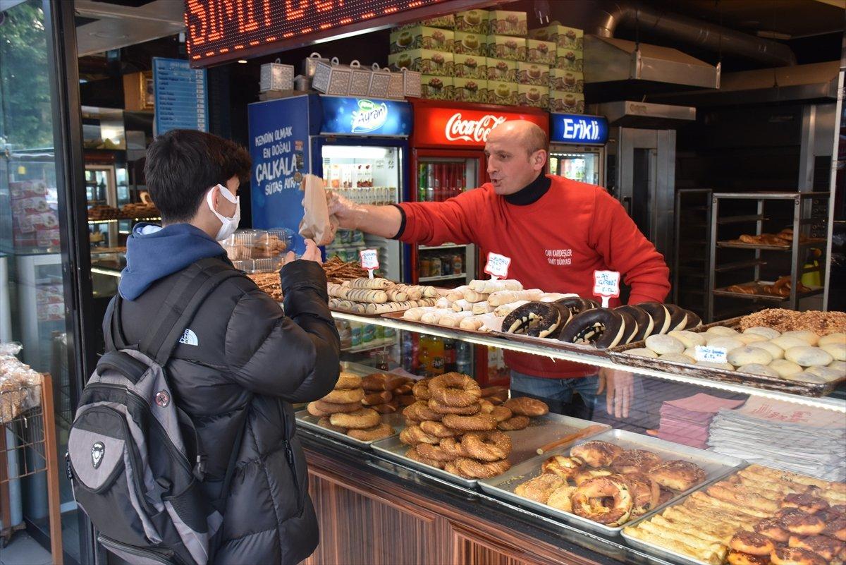 Adana'da bir pastane, dolar düşüşünü bedava poğaça dağıtarak kutladı