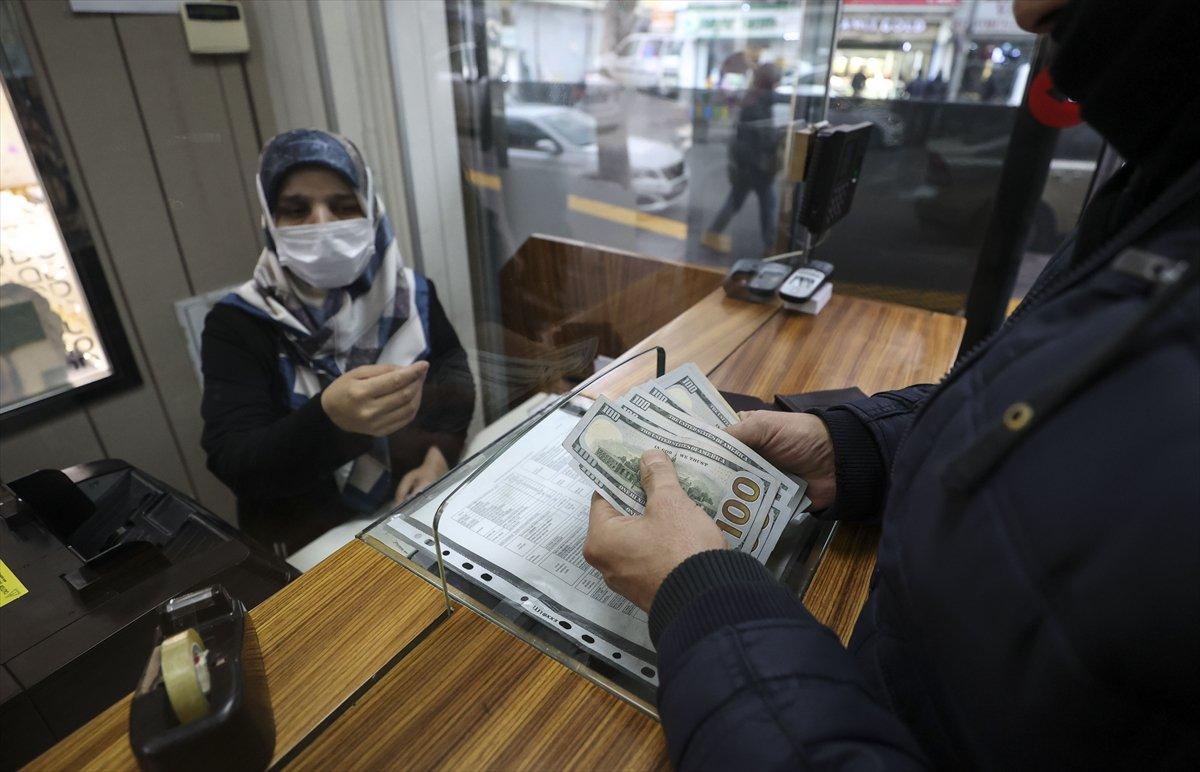 Döviz büroları önünde hareketlilik yaşanıyor