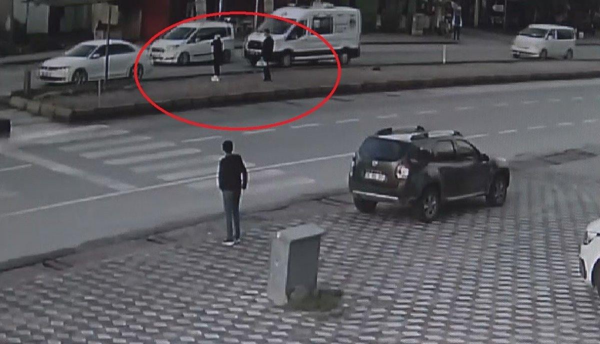 Mersin’de taksi köpeğe çarpıp kaçtı