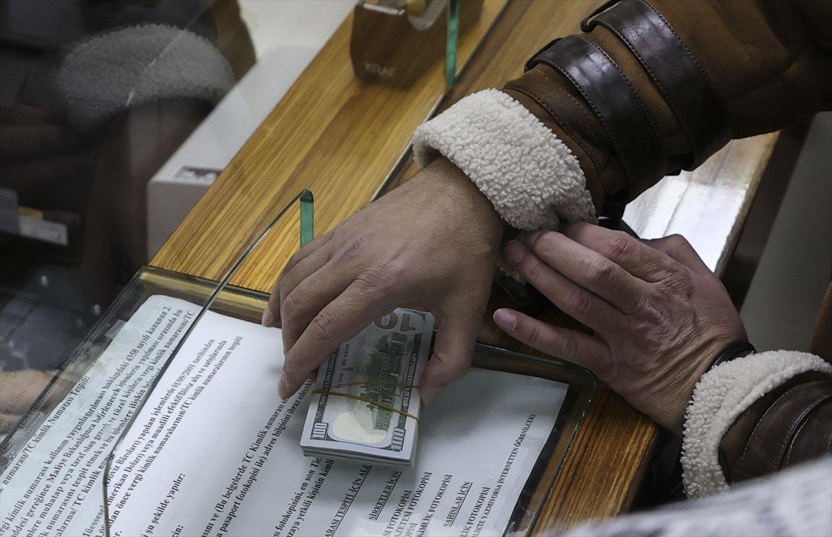 Döviz büroları önünde hareketlilik yaşanıyor