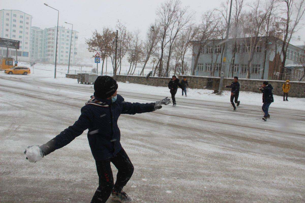 Erzurum kar yağışıyla yeniden beyaza büründü