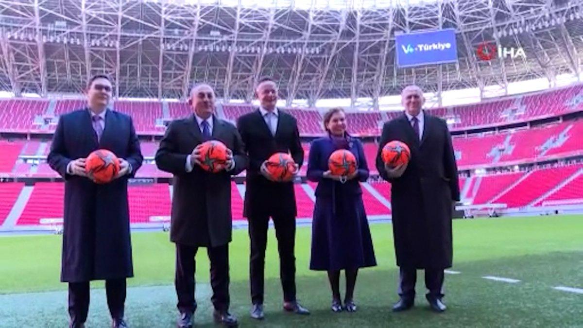 Mevlüt Çavuşoğlu, Vişegrad Grubu ile futbol oynadı