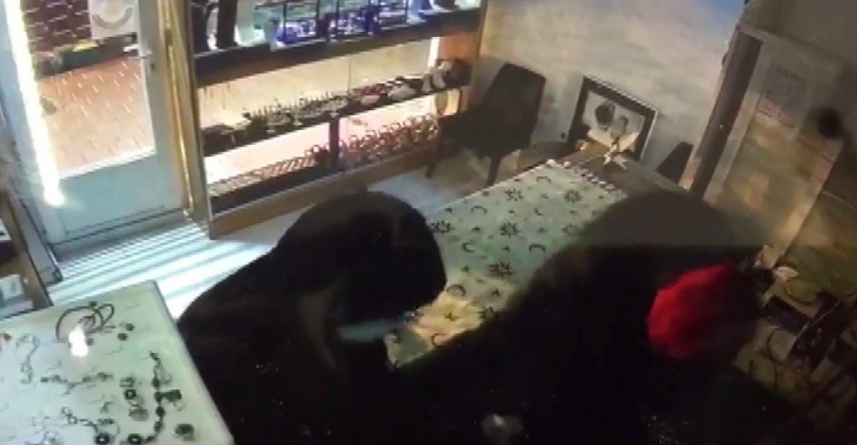 Fatih'te 4 hırsız kuyumcu soydu