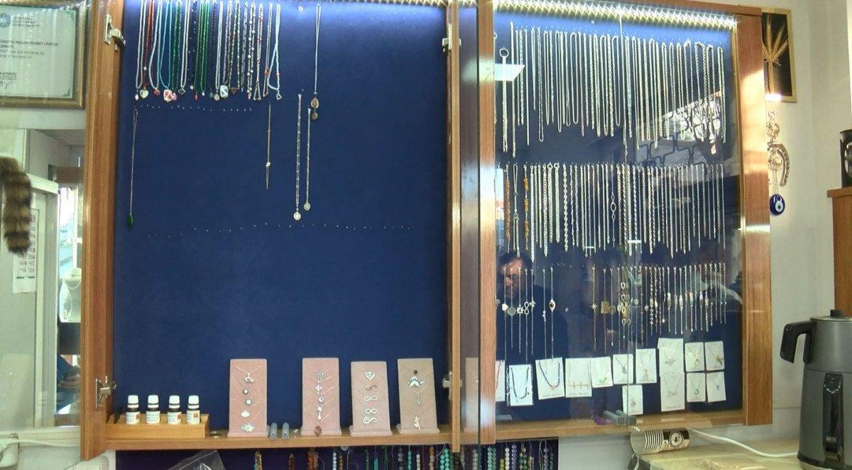 Fatih’te, kuyumcudaki hırsızlık anları kamerada