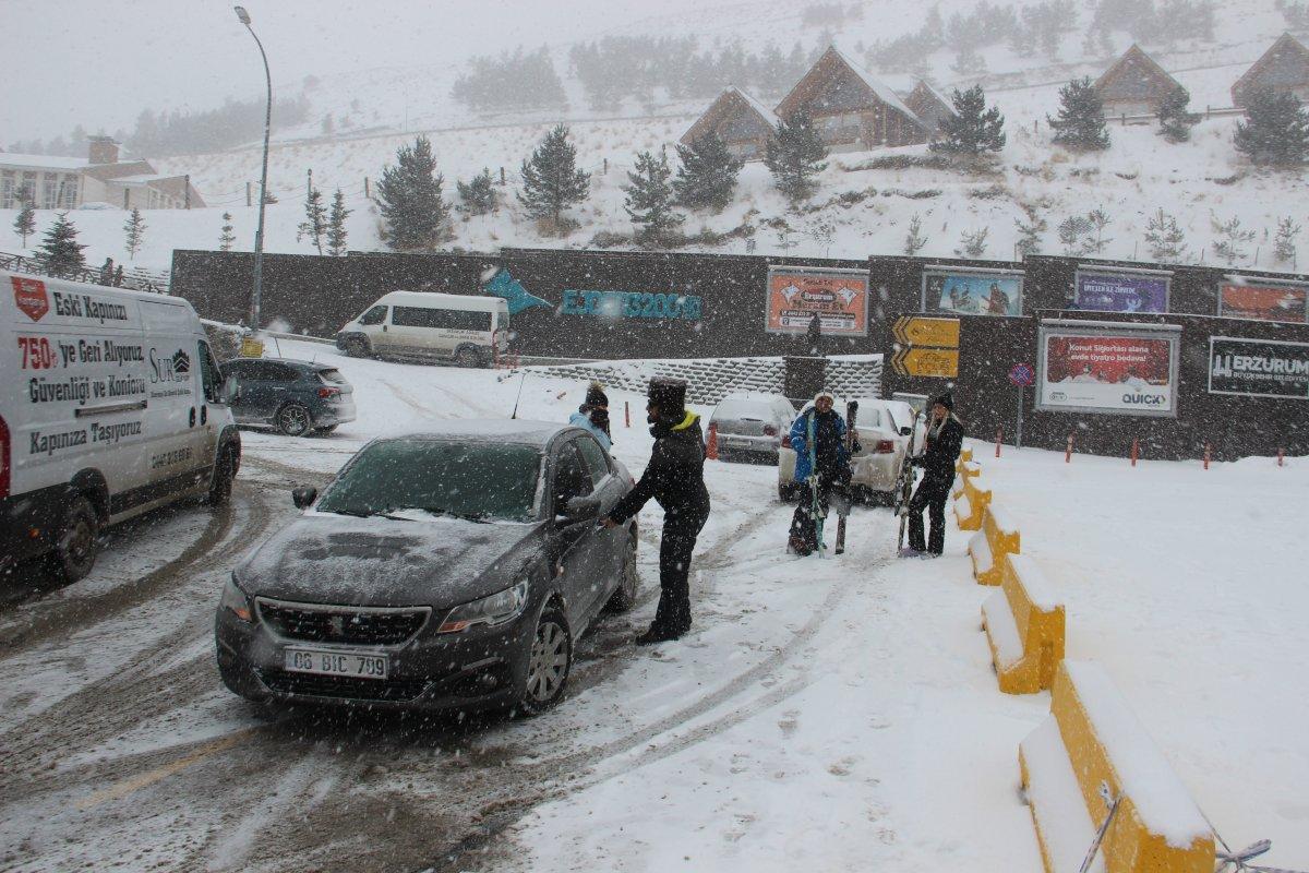 Erzurum kar yağışıyla yeniden beyaza büründü