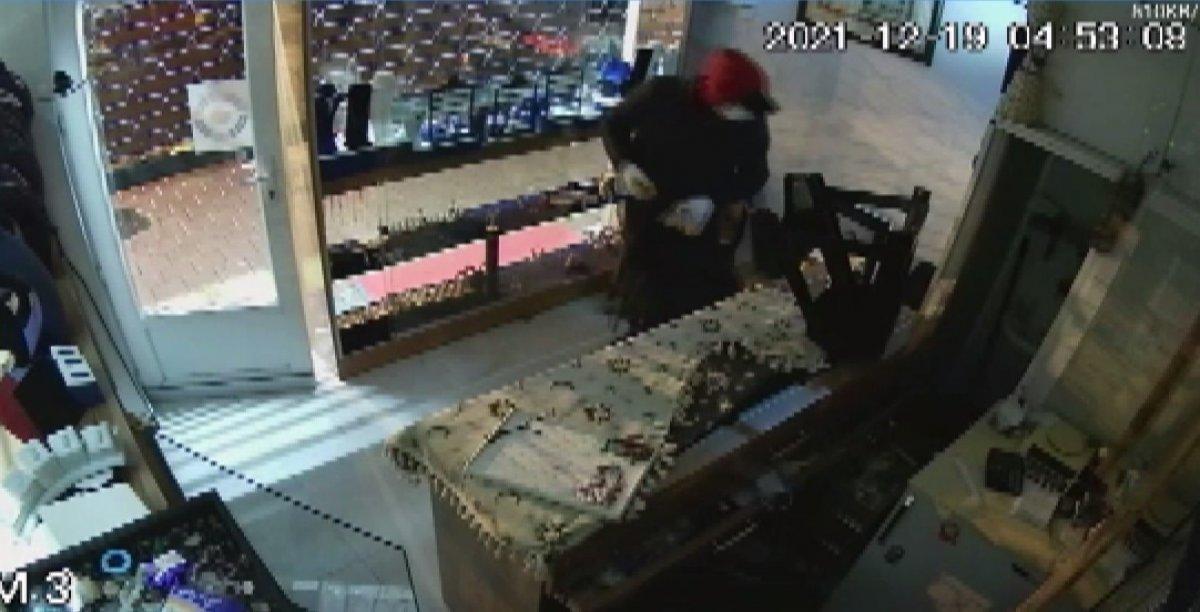 Fatih'te 4 hırsız kuyumcu soydu