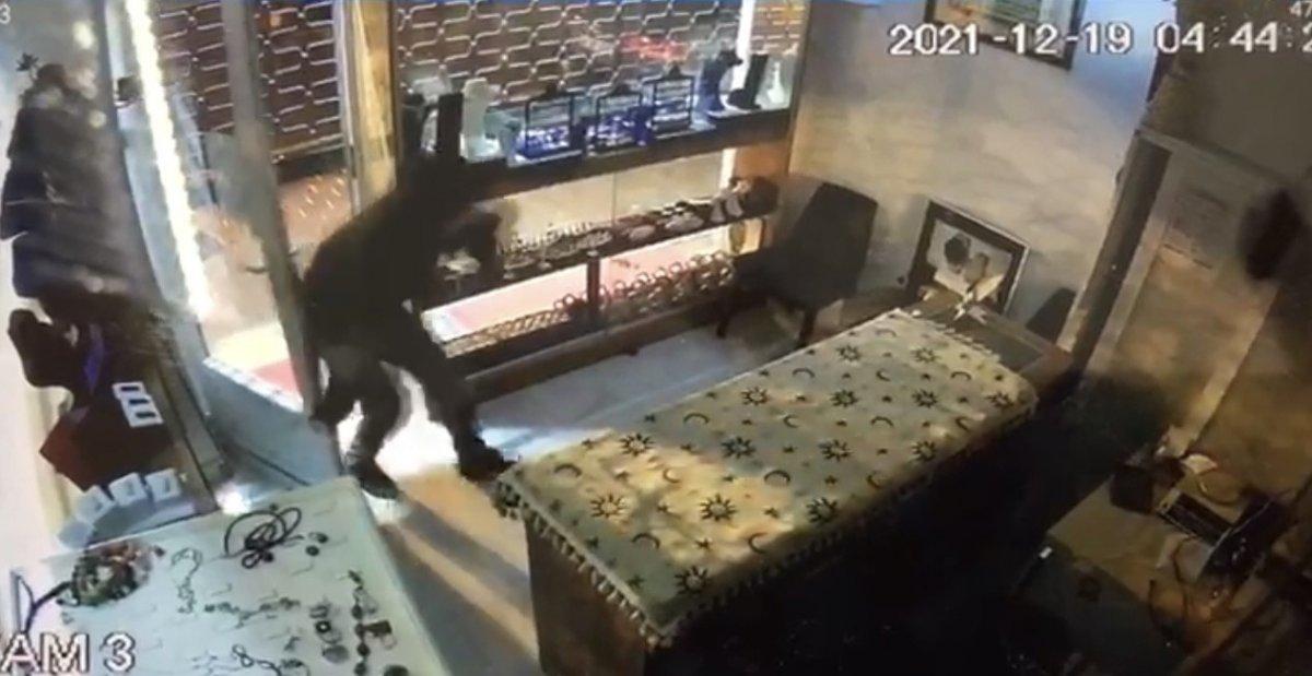 Fatih'te 4 hırsız kuyumcu soydu