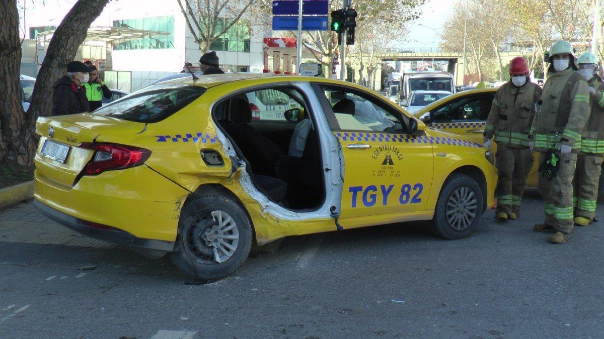 Tuzla'da ters yöne giren taksi ile otomobil çarpıştı
