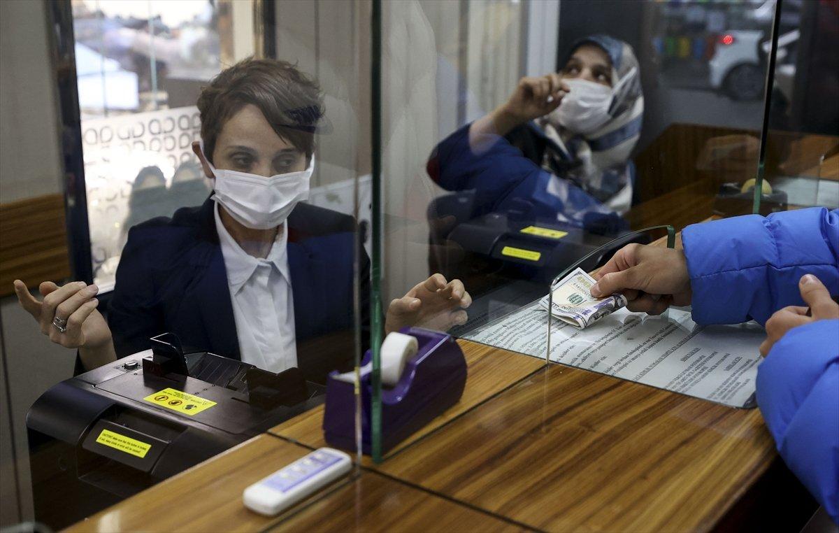 Döviz büroları önünde hareketlilik yaşanıyor