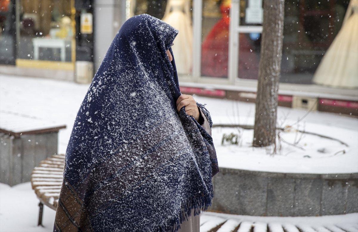 Erzurum kar yağışıyla yeniden beyaza büründü