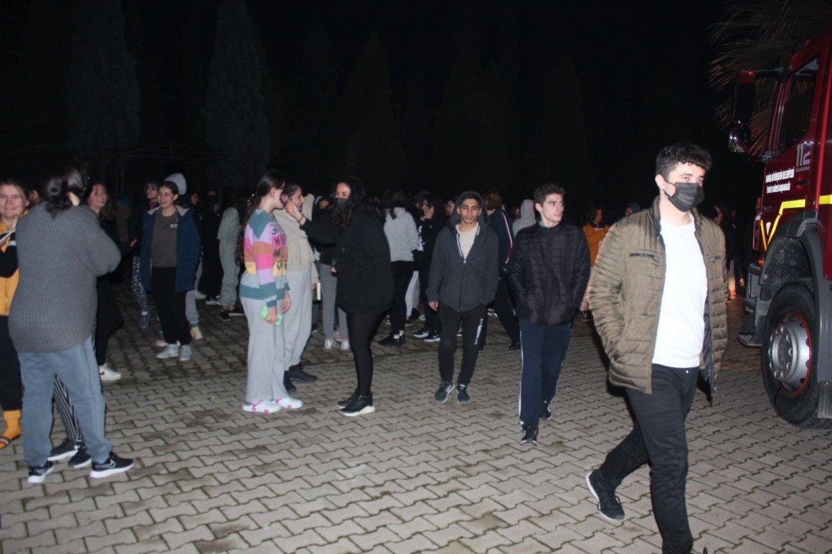 Manisa'da öğrenci yurdunda yangın paniği