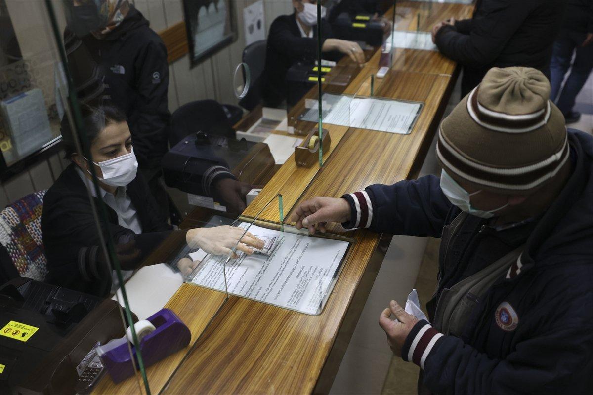 Döviz büroları önünde hareketlilik yaşanıyor