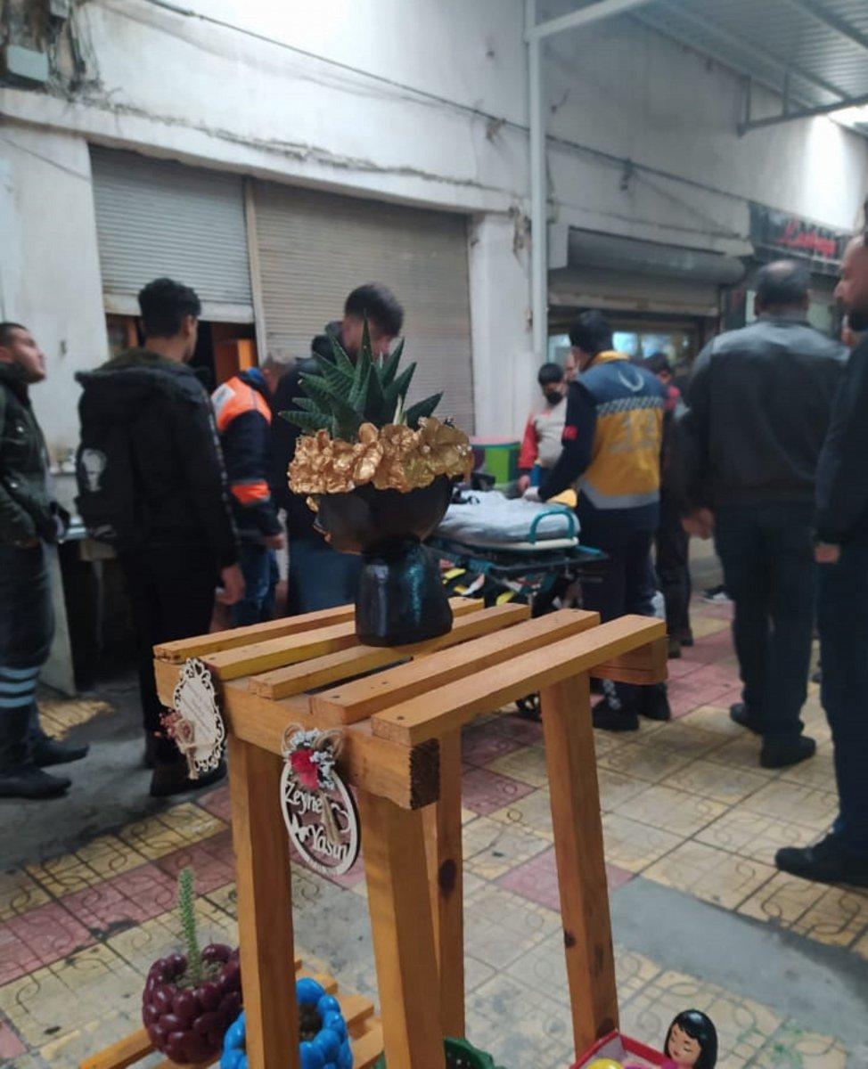 Hatay’da belediye işçisi çatıdan düştü