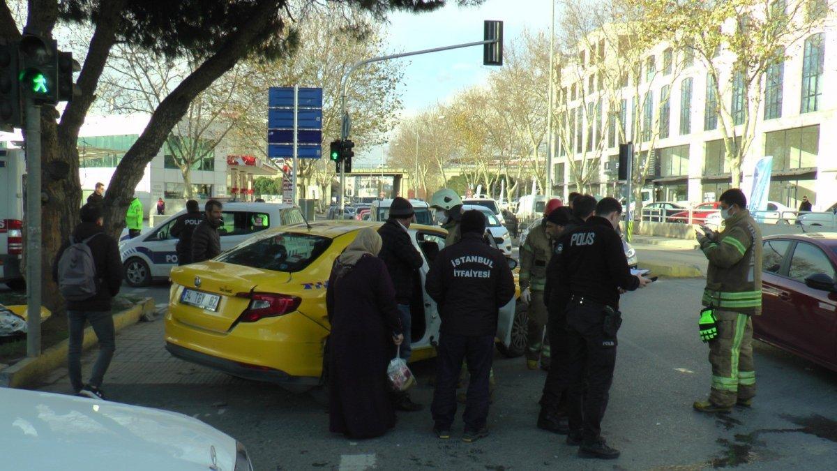 Tuzla'da ters yöne giren taksi ile otomobil çarpıştı