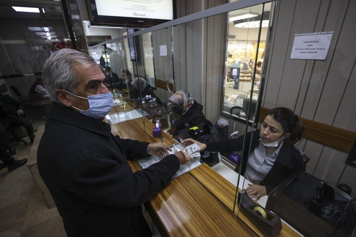 Döviz büroları önünde hareketlilik yaşanıyor