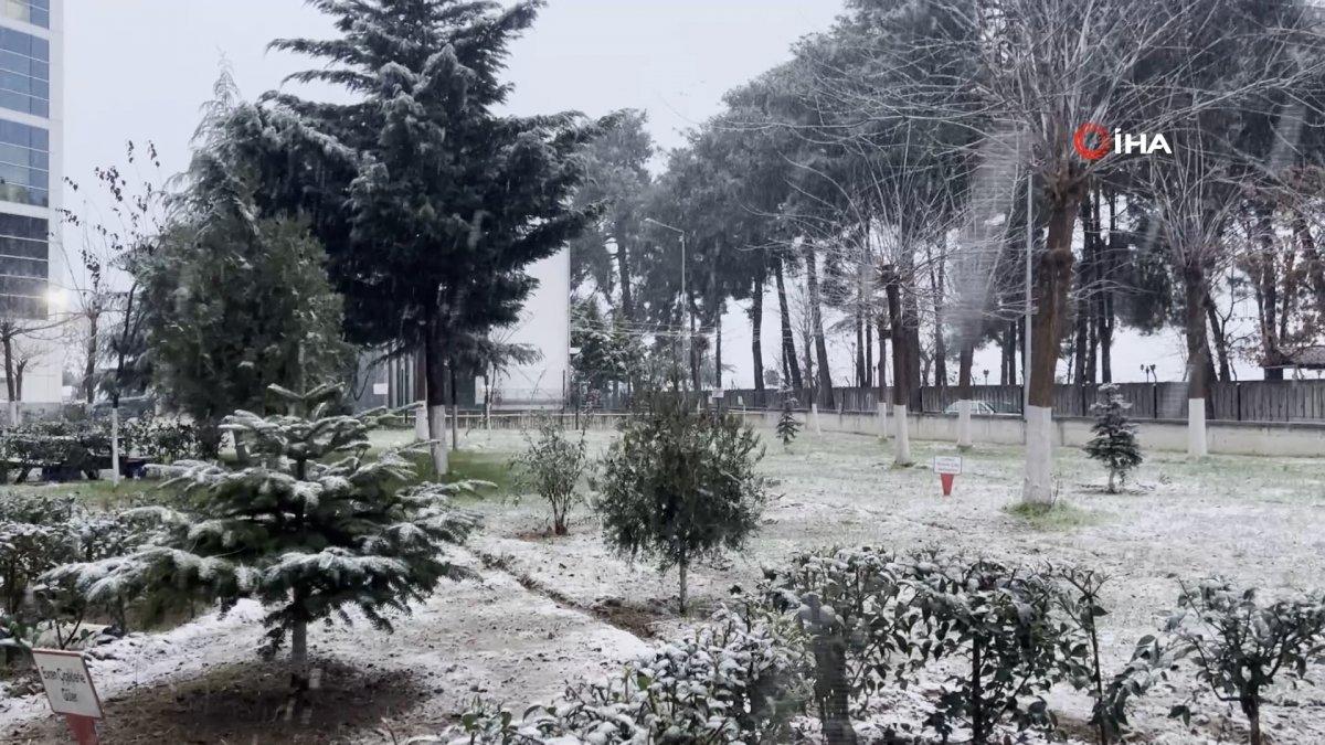 Trabzon’da kar yağışı etkili oluyor